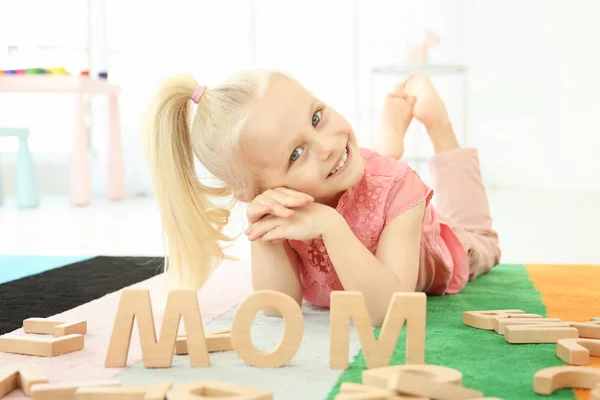 Linda niña y palabra mamá —  Fotos de Stock