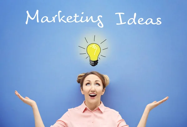 マーケティングのアイデア ・ コンセプト。若い女性と電球の色の背景上の図面 — ストック写真