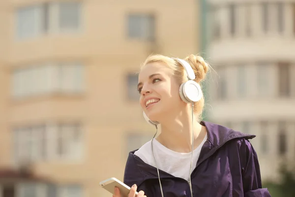 Mujer joven escuchando música —  Fotos de Stock