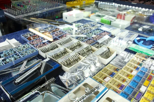 Uppsättning av dentala instrument i butik — Stockfoto