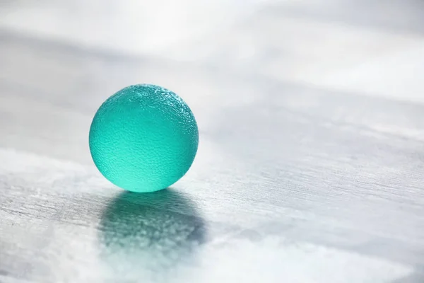 Gumový míček na stole — Stock fotografie