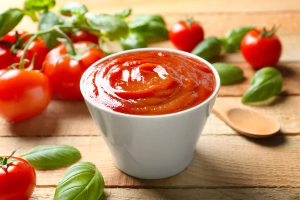 Delicioso ketchup com manjericão e tomate — Fotografia de Stock