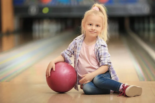 Linda niña con bola —  Fotos de Stock