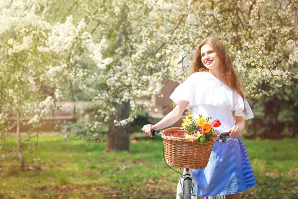 Csinos fiatal lány kerékpárral — Stock Fotó
