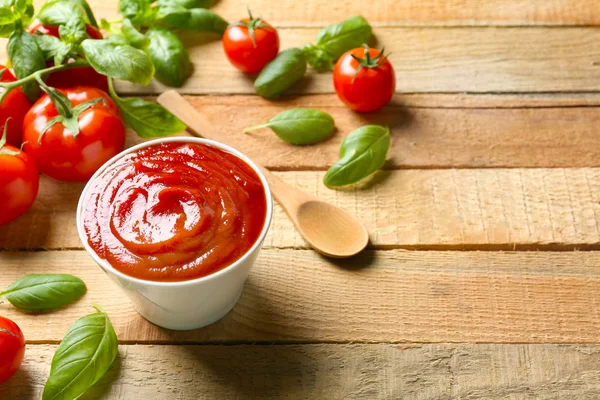 Lezzetli ketçap fesleğen ve domates ile — Stok fotoğraf