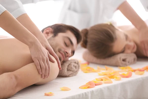 Paar met massage in de spa salon — Stockfoto