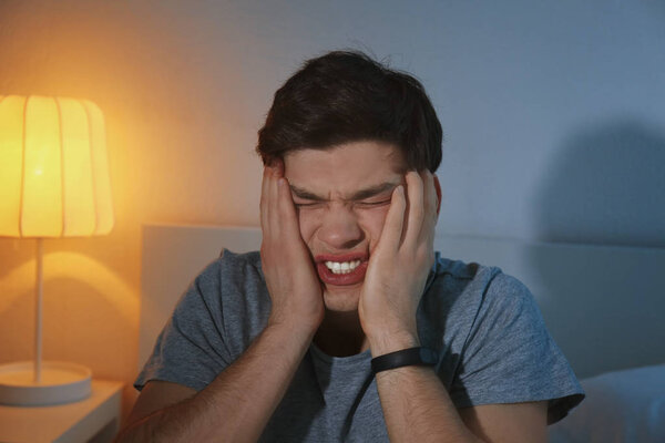 Испуганный мужчина в постели
 