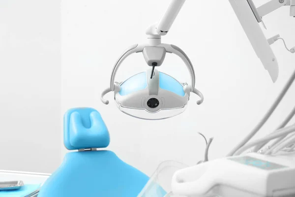 Equipamentos na sala odontológica da clínica moderna — Fotografia de Stock