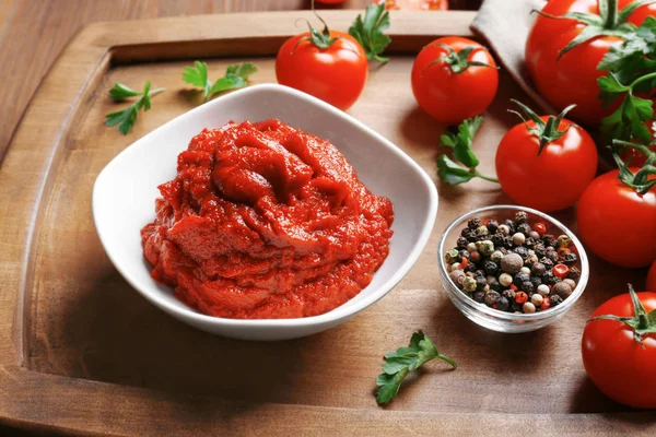 Heerlijke tomatenpuree in kom — Stockfoto