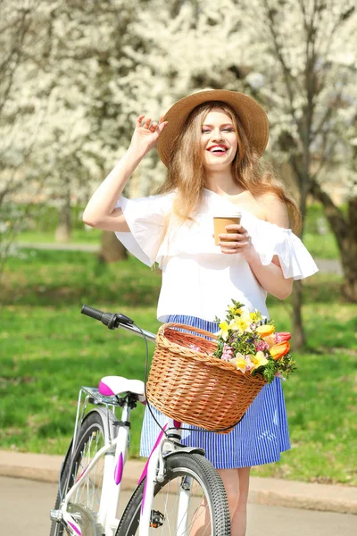 Vackra leende flicka nära cykel — Stockfoto