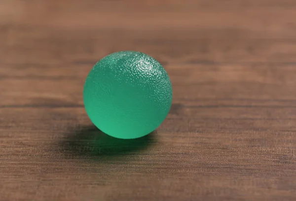 Резиновый мяч на столе — стоковое фото