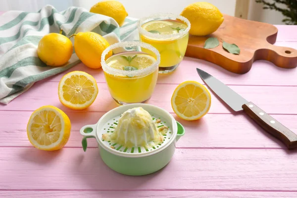 Wyciskacz i szklanek soku z cytryny — Zdjęcie stockowe