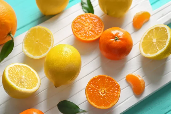 異なる柑橘類と白いまな板 — ストック写真