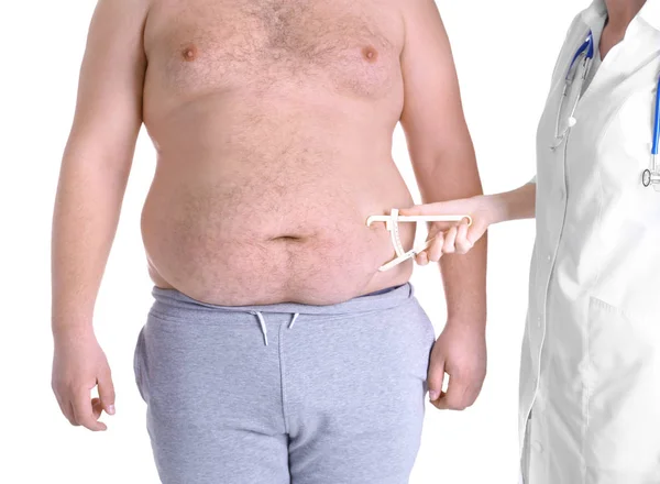Dokter mengukur lemak pada perut manusia menggunakan kaliper — Stok Foto