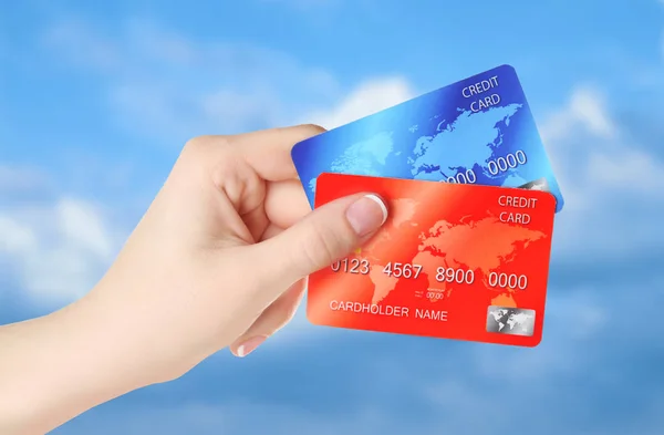 Mulher segurando cartões de crédito — Fotografia de Stock