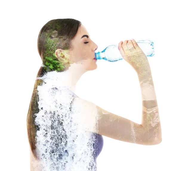 Mladá žena pitná voda — Stock fotografie
