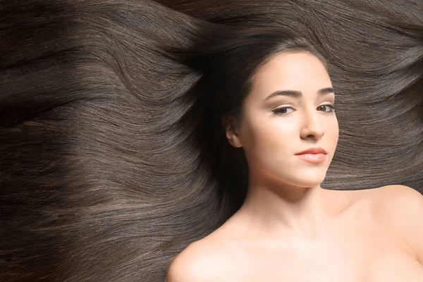 Belle jeune femme aux cheveux longs brillants. Concept de beauté Images De Stock Libres De Droits