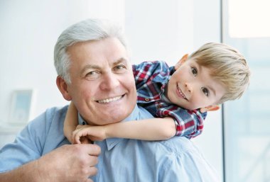 Komuta sizde torunu ile 