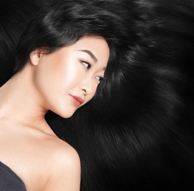 Parlak uzun saçlı güzel genç kadın. Güzellik kavramı