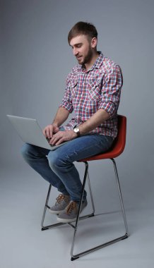 Genç programcı dizüstü bilgisayar kullanarak 