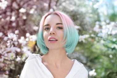Modaya uygun fikirler. Nane renk aksanıyla saç modeli açık olan kadın