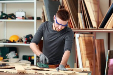 Yakışıklı genç marangoz  