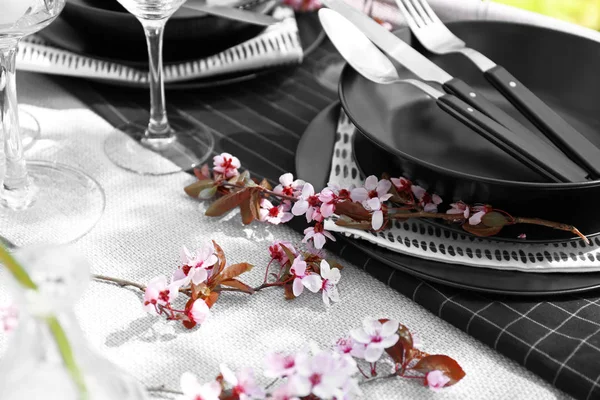 Gałązki kwiatów wiosna na stole serwowane — Zdjęcie stockowe