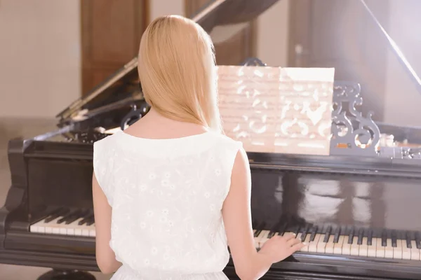 Vrouw speelde piano — Stockfoto