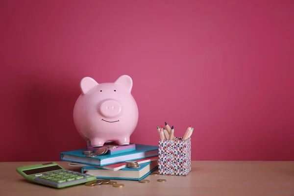 Банк свиней с книгами — стоковое фото