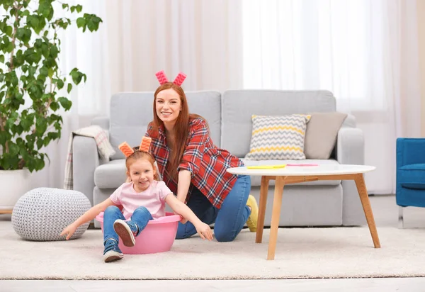 Niña y su madre limpiando — Foto de Stock