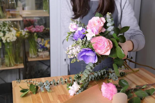 Женщина-флористка создаёт красивый букет — стоковое фото