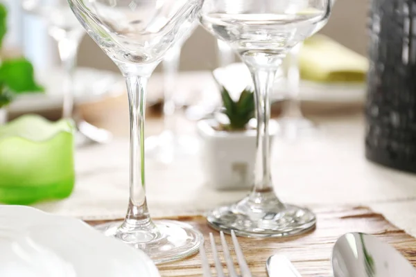 Lege wijnglas op tafel — Stockfoto