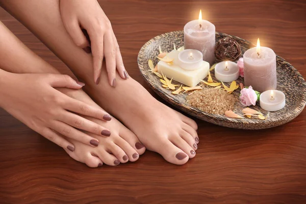 Kobiece stopy i dłonie manicure brązowy — Zdjęcie stockowe