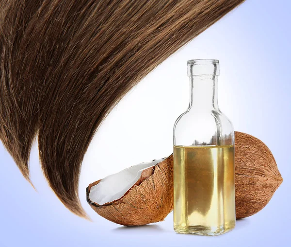 Glanzend haar en fles kokosolie met moer — Stockfoto