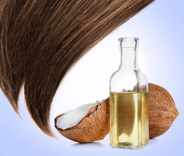 Capelli lucidi e bottiglia di olio di cocco con noce — Foto Stock