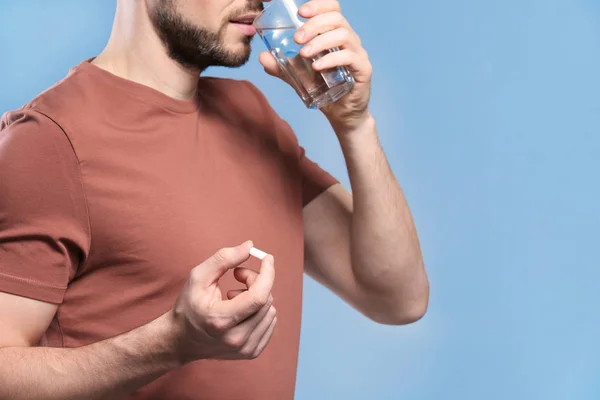 Guapo joven tomando píldora — Foto de Stock