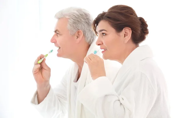 Pareja mayor limpiando dientes — Foto de Stock