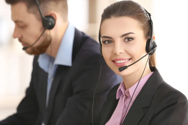 Jonge vrouw met hoofdtelefoon werken met office — Stockfoto