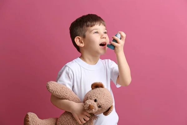 Niño pequeño sosteniendo inhalador —  Fotos de Stock