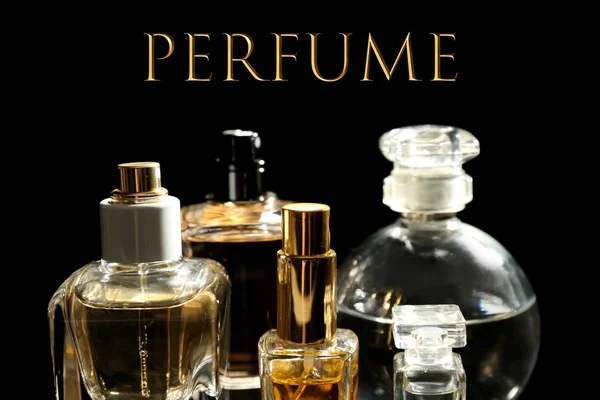 Hermosa composición con botellas de perfume — Foto de Stock