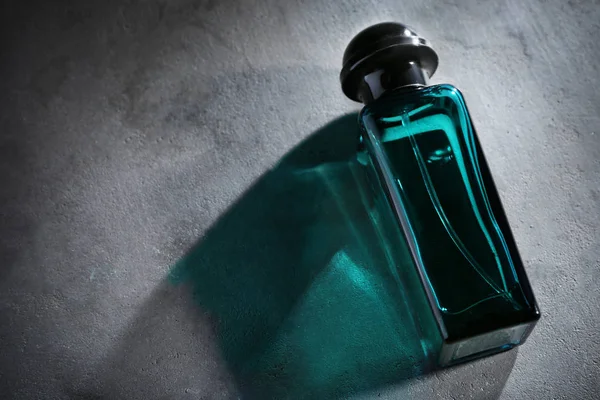 香水ボトルと美しい構図 — ストック写真