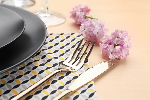 Feestelijke tafel instelling met bloem decor — Stockfoto