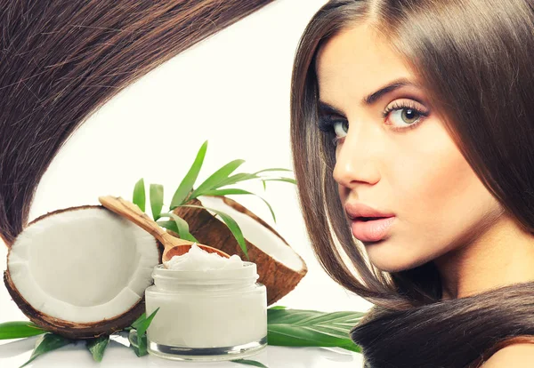 Kokosový olej na vlasy. Mladá žena a kosmetické na bílém pozadí — Stock fotografie