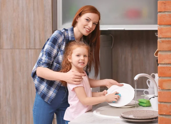 Chica y madre haciendo lavado — Foto de Stock