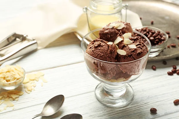 Delicioso helado de chocolate —  Fotos de Stock