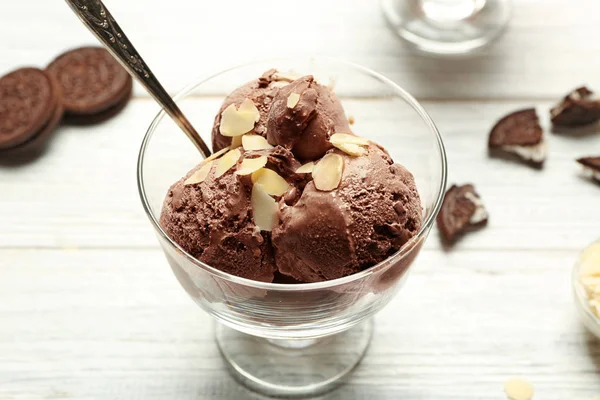 Delicious chocolate ice cream — Stock Photo, Image