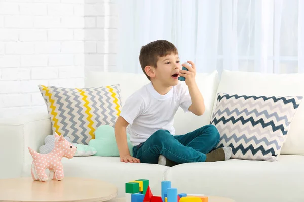 Carino bambino utilizzando inalatore — Foto Stock