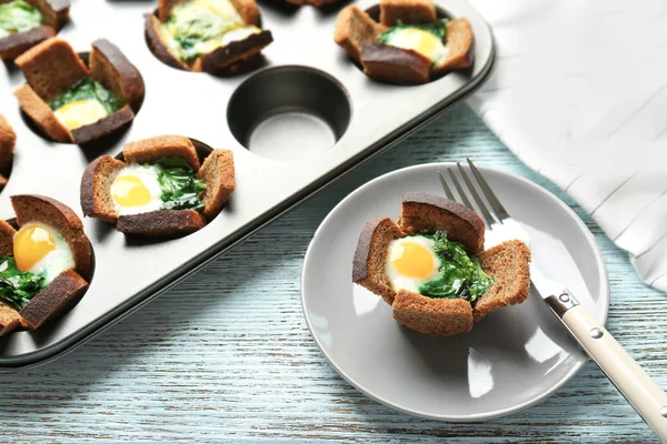 Teller mit leckerem Ei und Spinat — Stockfoto