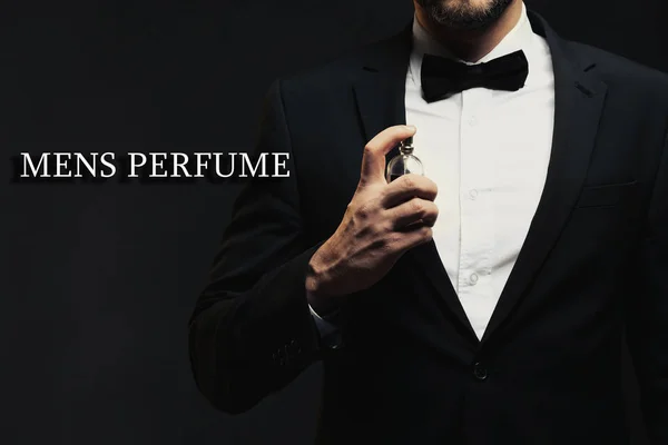 Homme utilisant eau de Cologne et texte — Photo