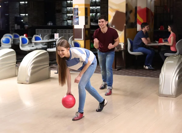 Amis au bowling club — Photo